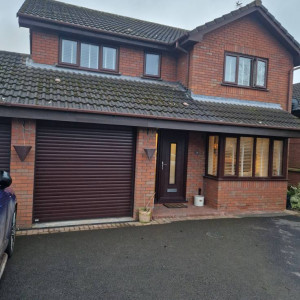 front of house, roof needs cleaned